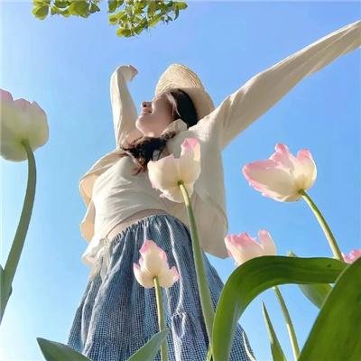 当我往前走之时偶尔会瞥到一缕美丽之景